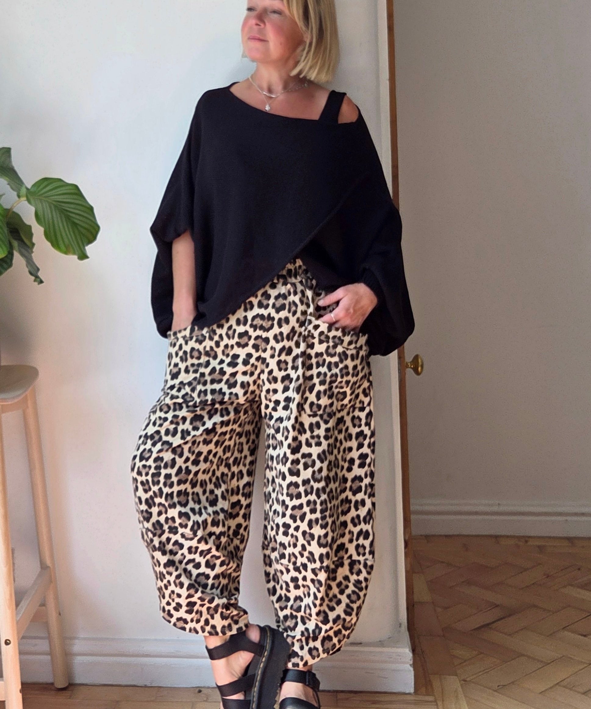 Leopard print cropped trousers