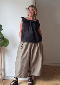 Lila Barrel Trousers
